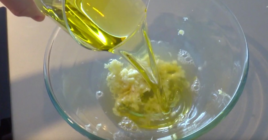 Mezcla de vinagre y aceite con el ajo