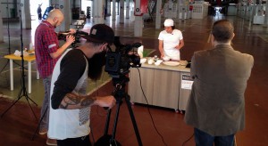 César Sar en la grabación de un programa de cocina en MercaTenerife
